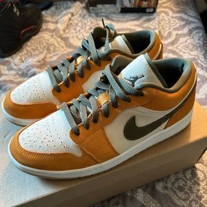 Jordan Low Light Curry. Size 9